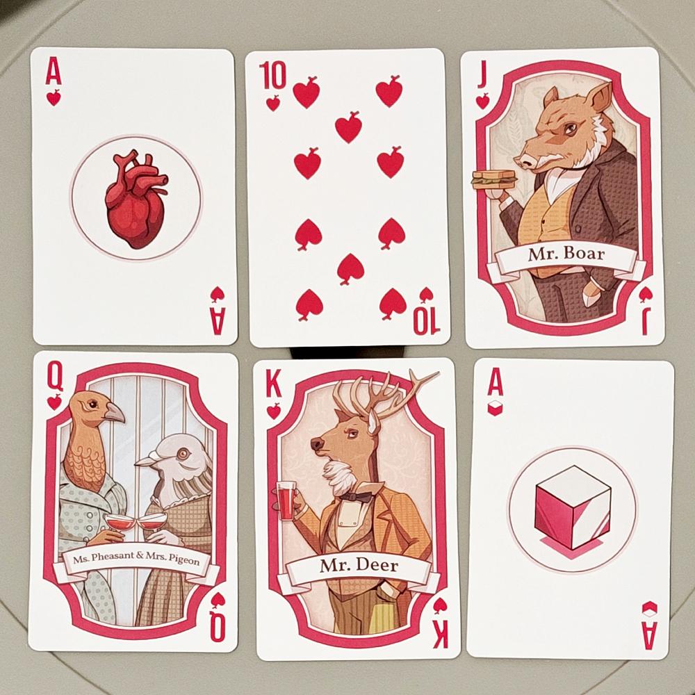 Carte da Gioco Rusty Lake - 54 Carte da Poker 9*6cm con Mr. Corvo, Sig.. Personaggi di Owl & Cube Escape su Cartoncino Goffrato