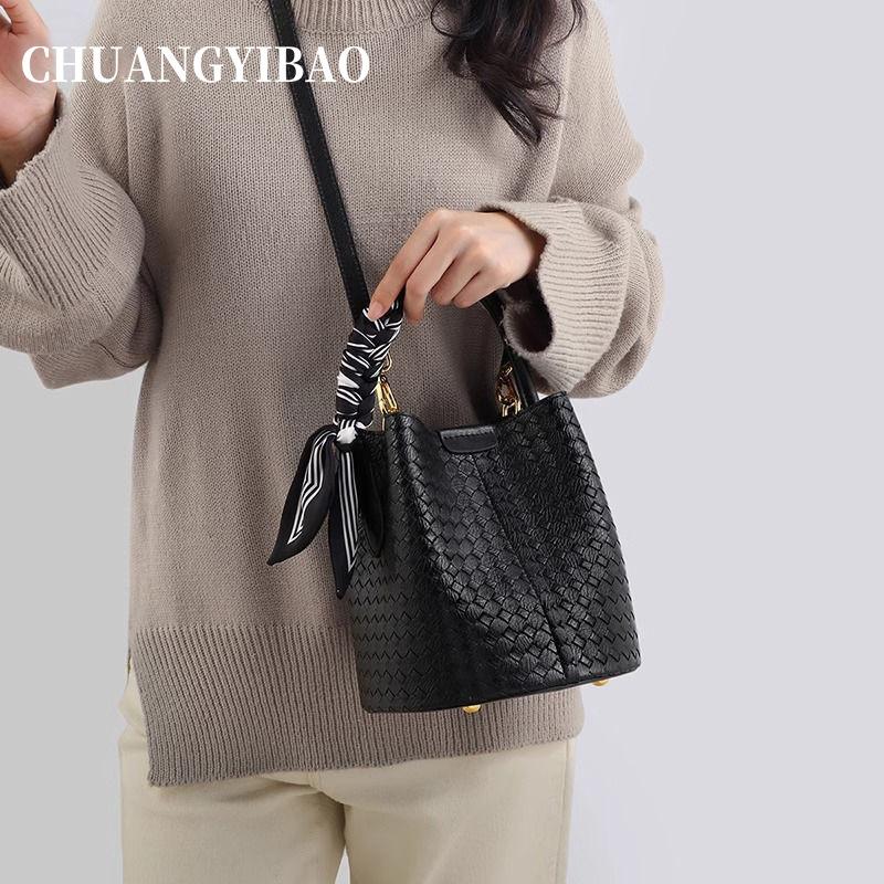 Advanced Woven Bucket Bag for Women's New Autumn and Winter Versatile Commuting Crossbody Bag, Super Popular Handbag