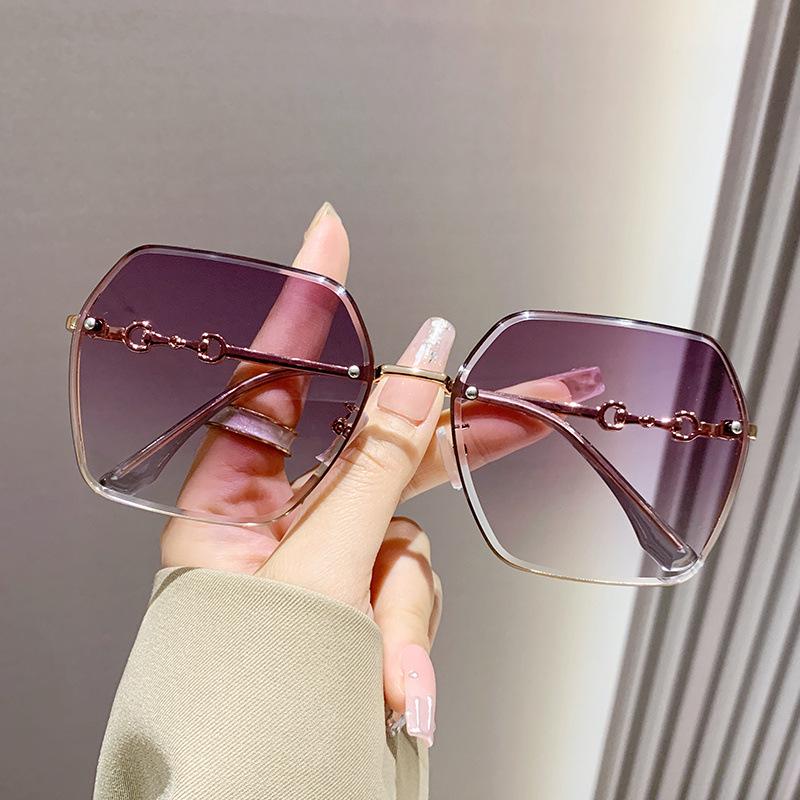 Men's and Women's Sunglasses: Stylish, UV-Protection for Driving and Travel