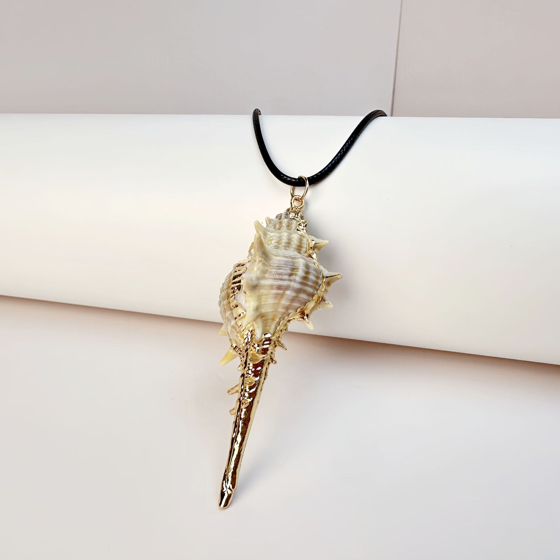 

New Charm Natural Conch Shells Leather Rope Pendant Necklace for Women Temperament Trendy Summer Beach Vacation Accessories Gift