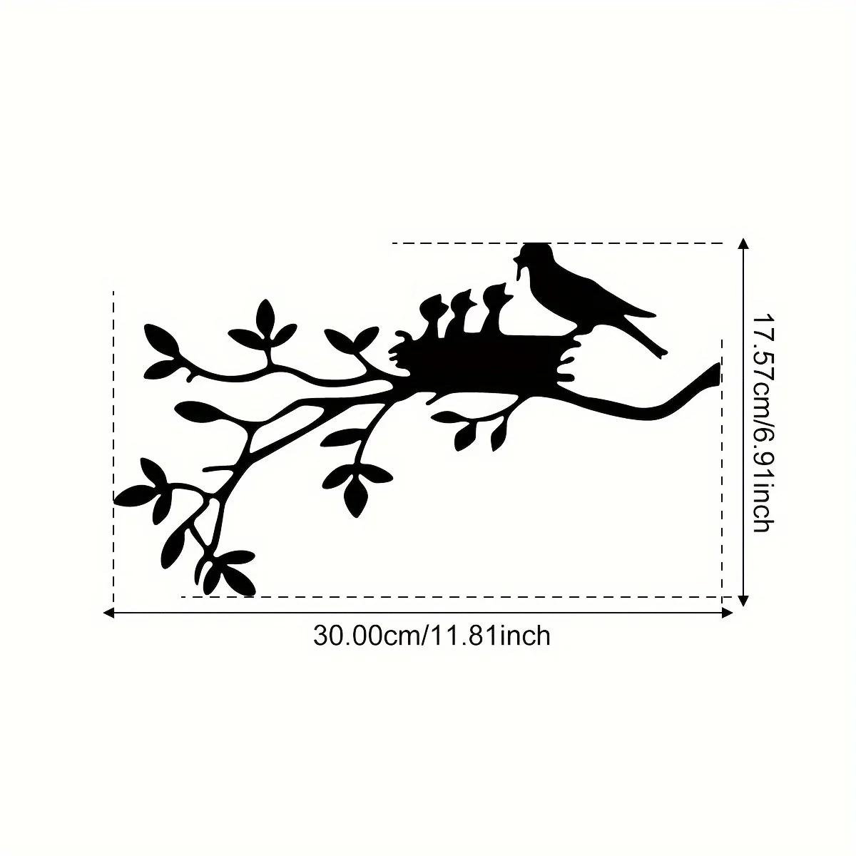 

Дерево на ветках со скворечником из железа. Элегантный декор для дома и улицы. Идеально подходит для спальни и украшения стен на улице. светло-серый