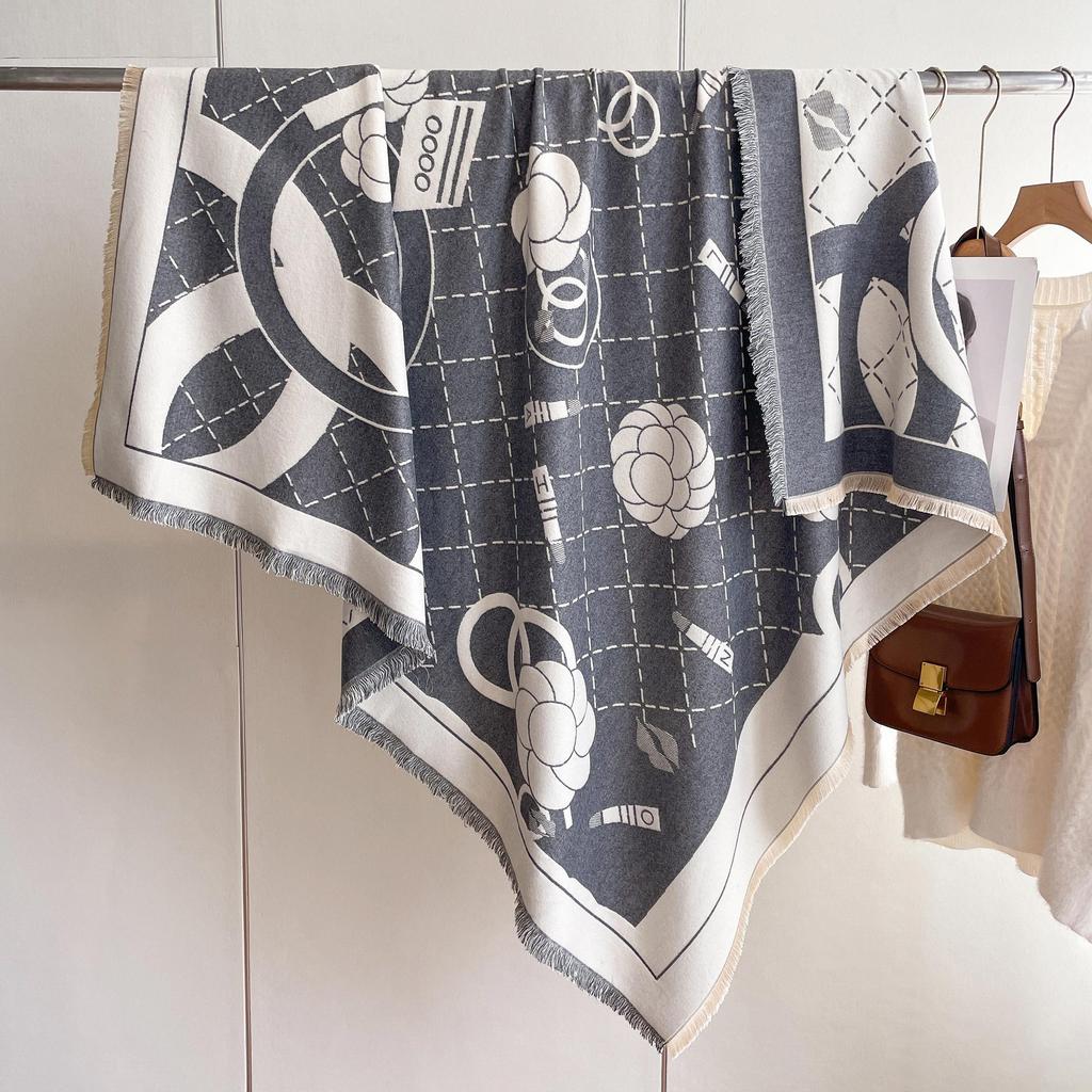 Fashion Imitation Cashmere Women'S Thickened Warm Shawl Flower Ball Simple Atmosphere High-End Scarf