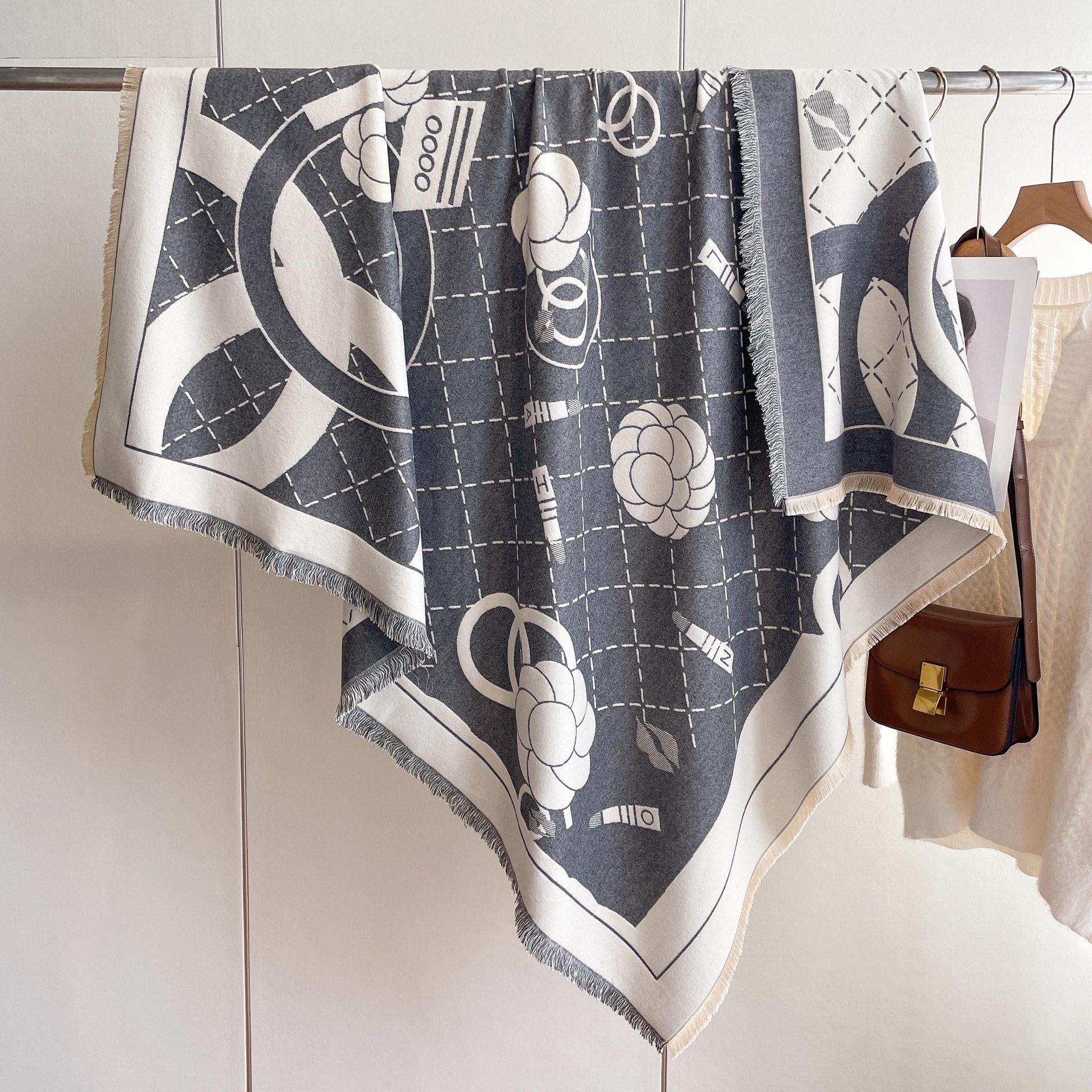 

Модный женский утолщенный теплый платок из искусственного кашемира, простой атмосферный шарф с помпонами. 130*130cm серый