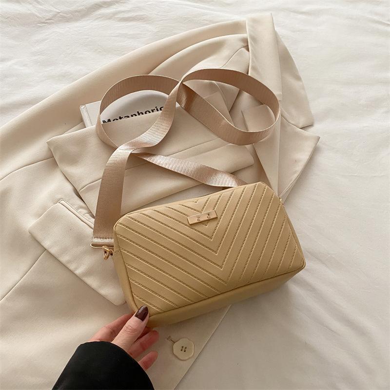 

Женская сумка 2025 новая волнистая маленькая квадратная сумка с тиснением сумка-камера повседневная на плечо волосы высокая ценность