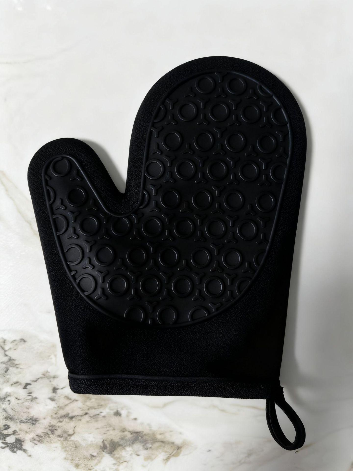 

Silicone Heat-Resistant Glove Set: Six-Piece Extended Insulation Kitchen and Oven Mitts for Baking and Microwave Use.