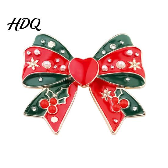 Sparkling Holiday Brooches Christmas Enamel Brooch Pin Santa Snowman Gingerbread Tree Wreath Stocking Pins Bell Jewelry Accessories for Coats