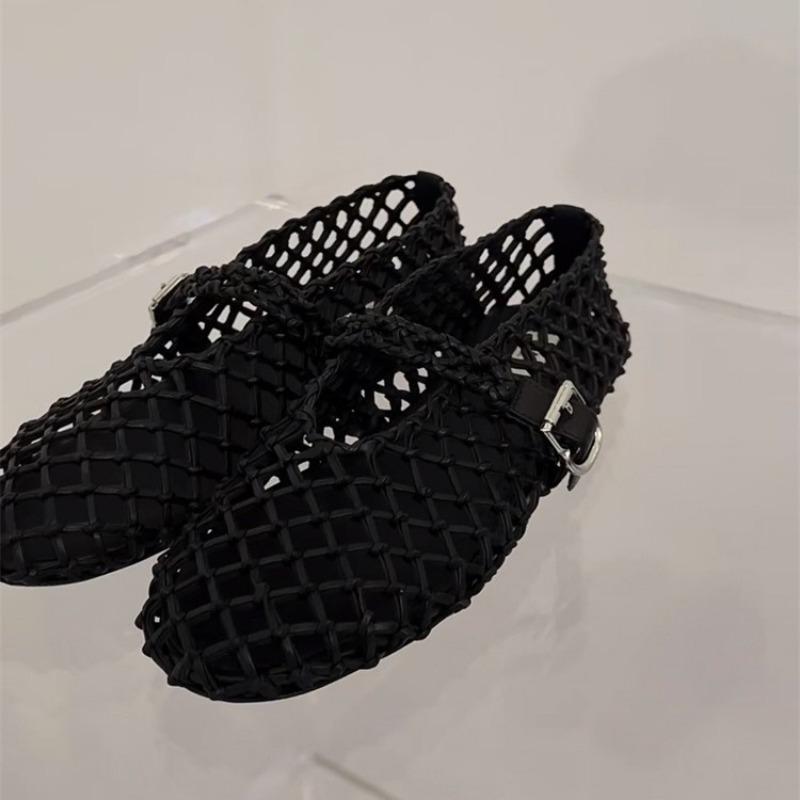 

Новые туфли-пуанты с вырезами модные и универсальные, с мелким вырезом и плоской подошвой. 36