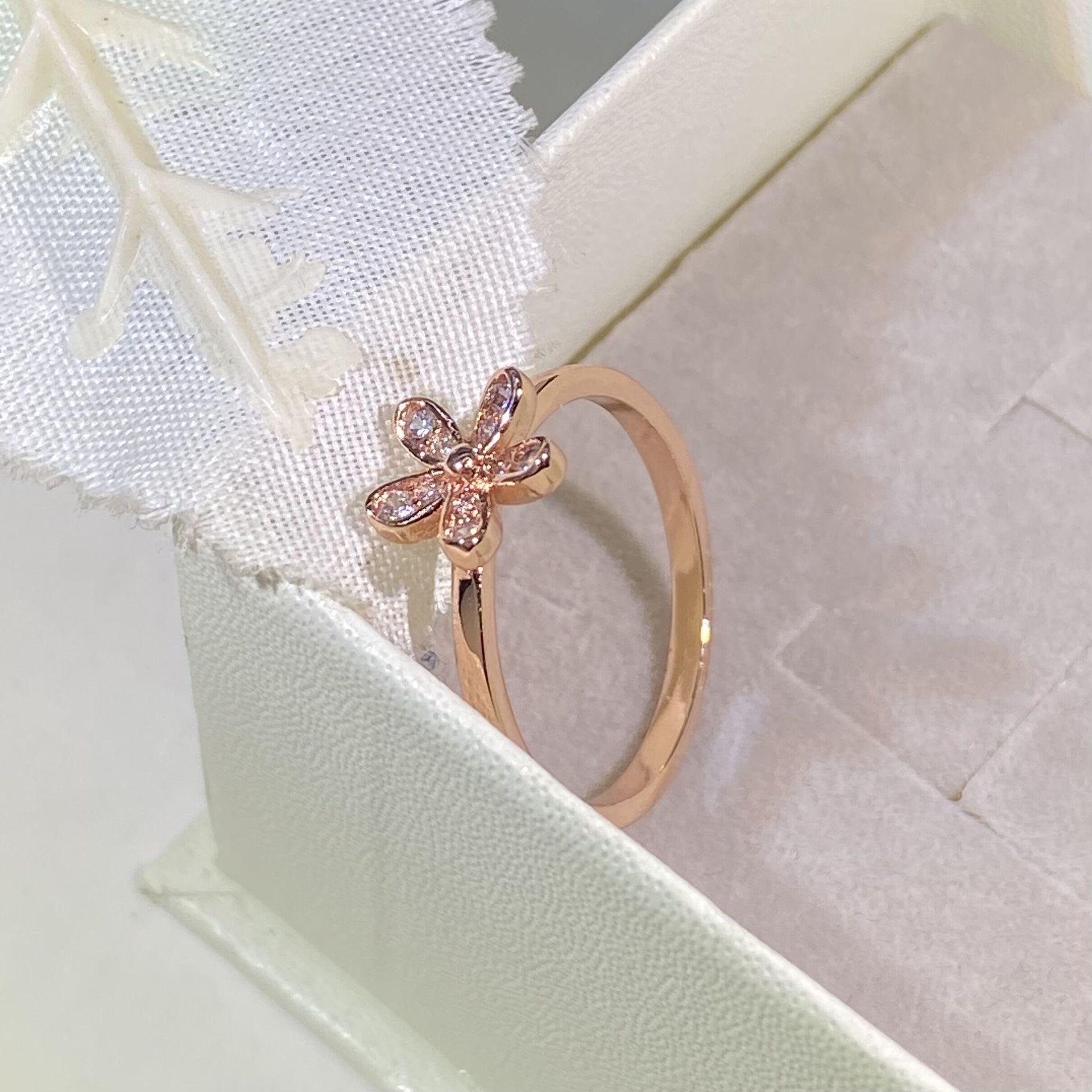 

Европейские и американские ювелирные изделия Маленькое кольцо из розового золота с маргариткой Индивидуальное кольцо-хвост No. 10