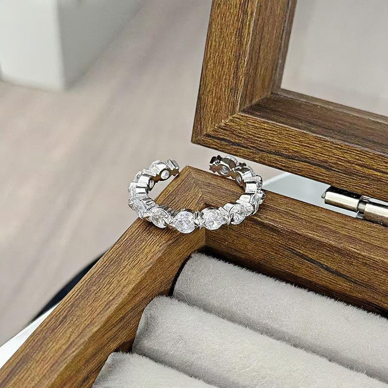 Bague Zir*****Pen Exquise Super Flash Rangée Diamants Lumière de Bague de Luxe Niche Haut Sens Mode Navette Bague Index Personnalisée