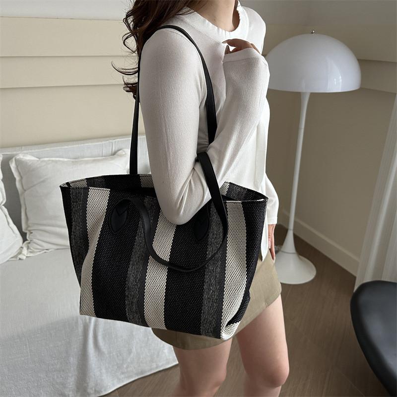 Fashionable 2024 Large Tote Bag For Women Stylish Canvas Shoulder Bag For Daily Use