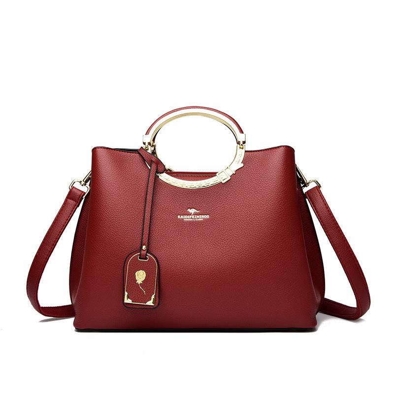 

Эта элегантная и изысканная сумочка представляет собой мягкую кожаную сумку на одно плечо через плечо. красный