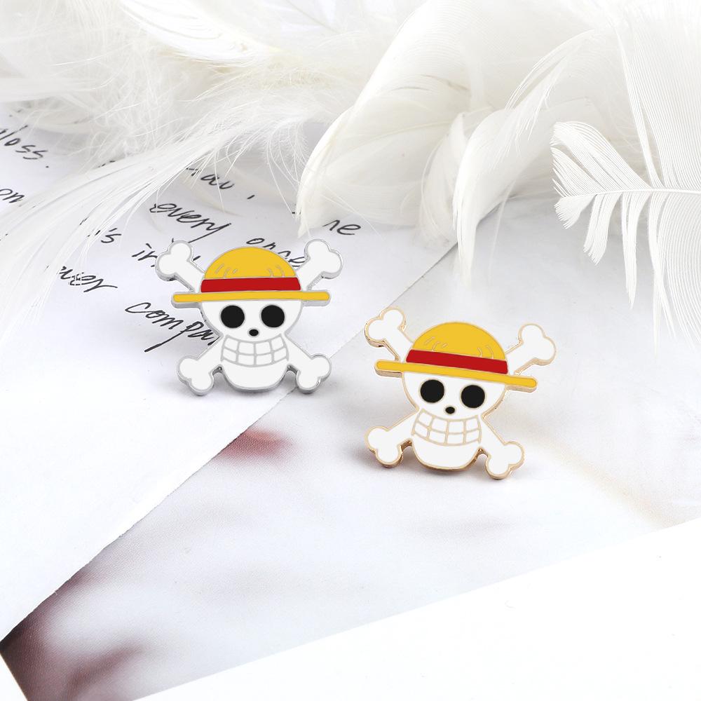 Cartoon Halloween Skull Alloy Pin: Cute Brooch for Backpacks & Couple Accessories