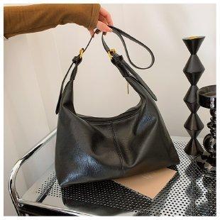 IELGY Retro Large-Capacity Commuter Underarm Bag Fashion Shoulder Messenger Bag