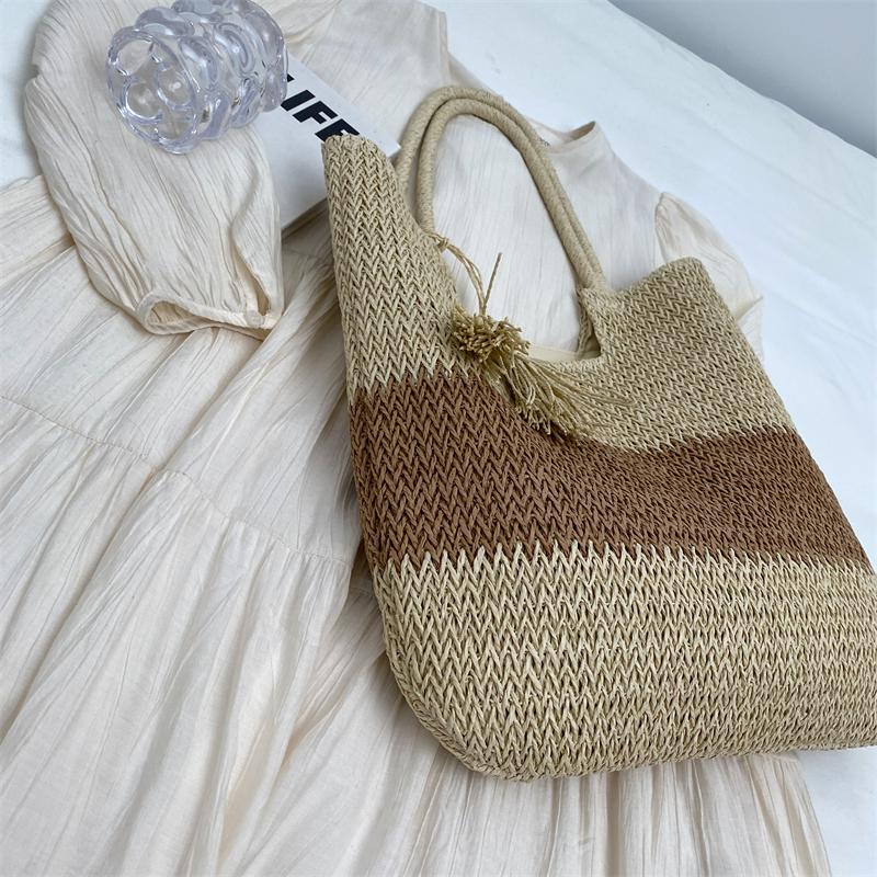 Woven Straw Tote Bag for Women Summer Beach Handbag with Tassel Decor Fashion Casual Carryall