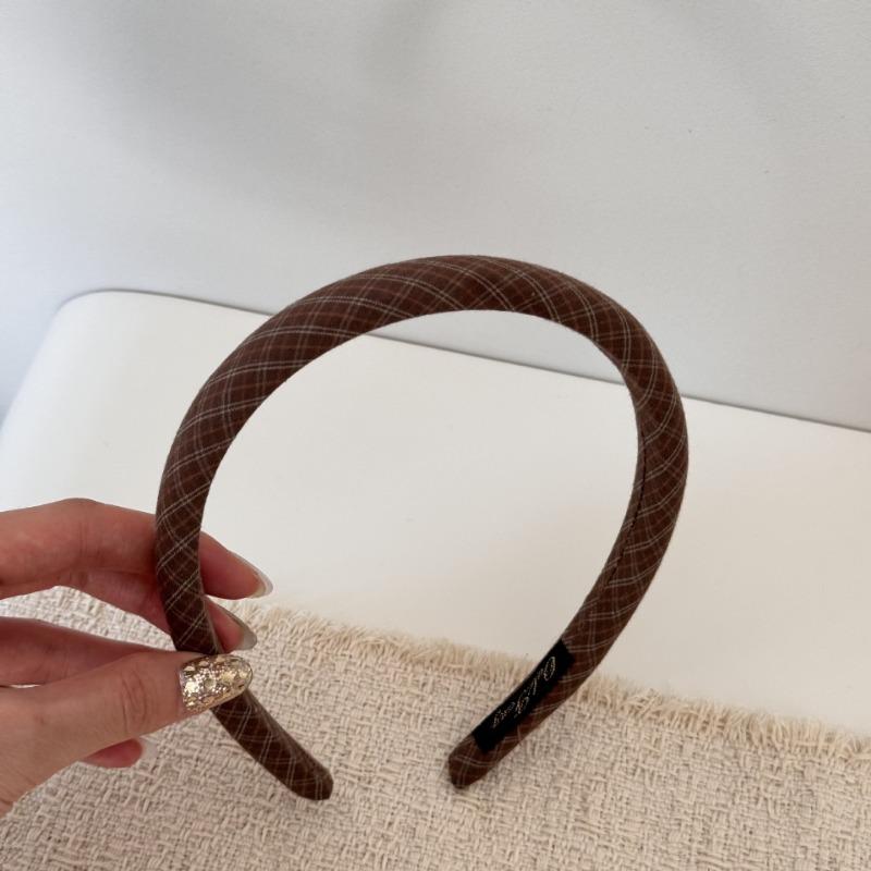Retro and Simple Hairband with A Girl School-style Appearance. A High-crowned Sponge Hairpin with A Fine Headband for Styling The Hair.