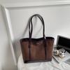 Commuter tote bag women's new retro fashion casual large capacity armpit bag high value shoulder bag