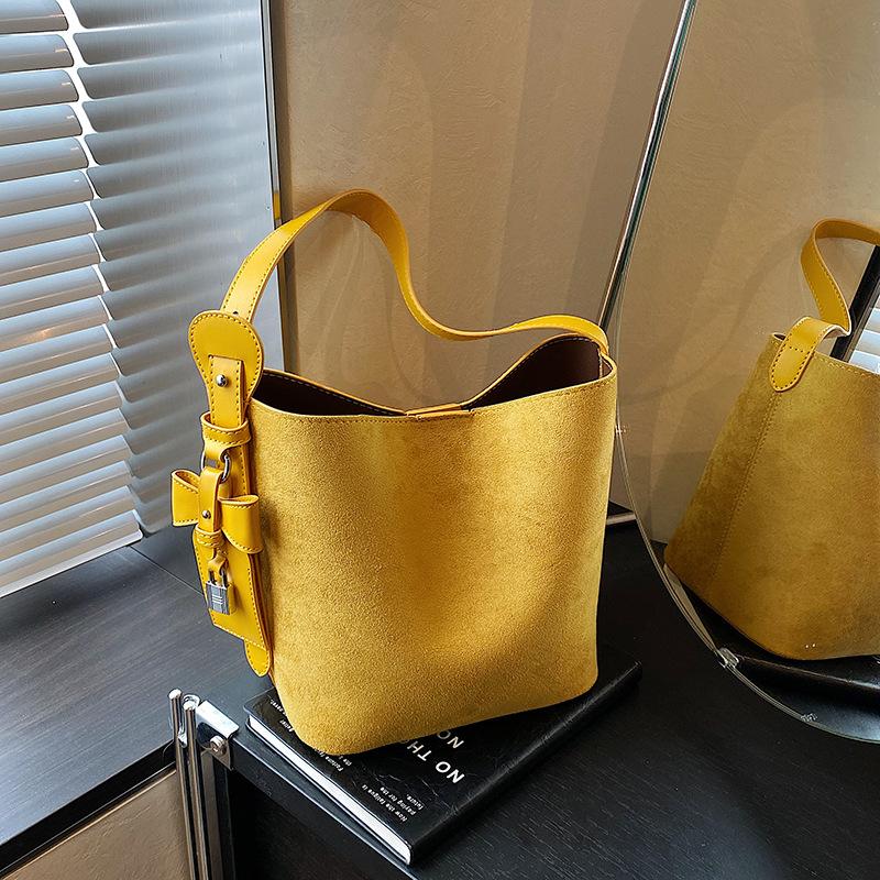 Hot-selling fashionable large-capacity retro women's bags, new shoulder bags, simple crossbody bucket bags, underarm bags.