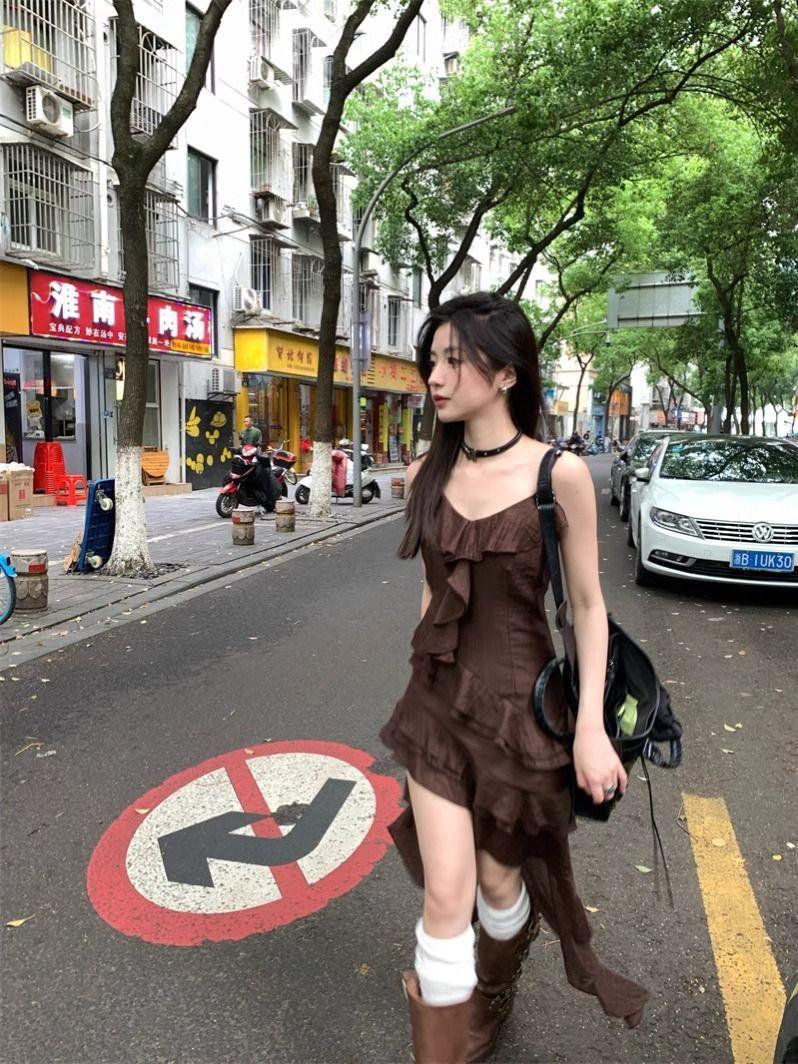 

Summer vacation wind irregular brown dress Spice girl suspender skirt a word long dress French niche skirt S темно-коричневого