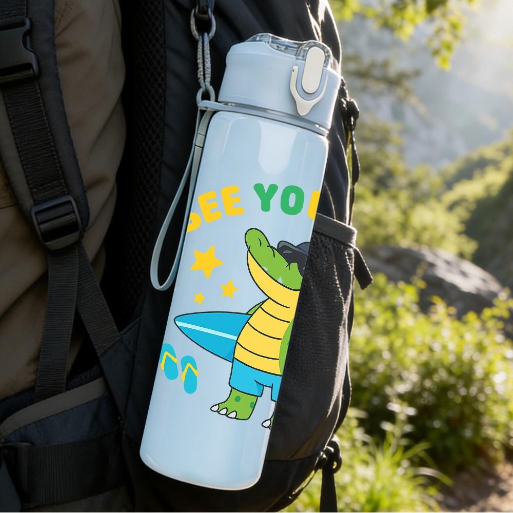 1PC See You Later Surfing Crocodile 750ml Color Plastic Sports Water Bottle Leakproof Flip Straw Lid Suitable for Sports Office Home Use