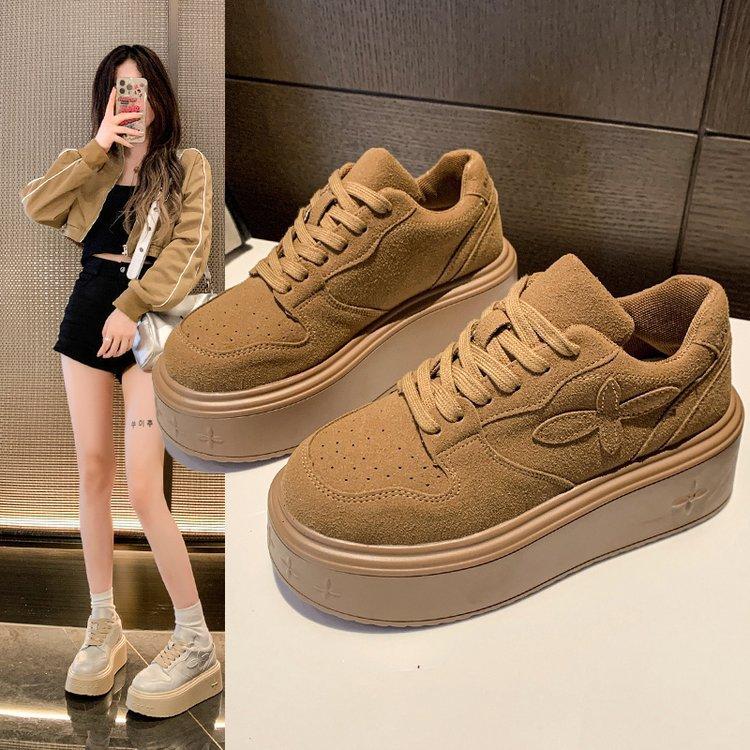 

женские осенние туфли 2025 года на толстой подошве, из кожи с крестообразным цветочным узором, с круглым носком, белые, новые, на шнуровке, повседневные кеды на платформе 40 коричневый