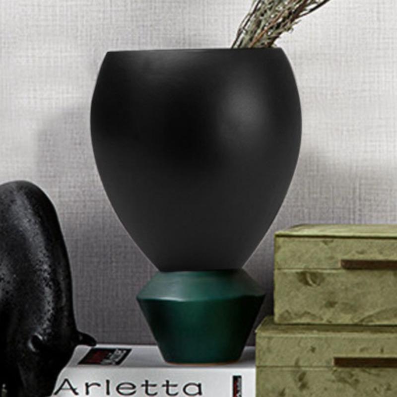 Modern Vase Luxury Decorative Vases Interior Aesthetic Flower Bottle Elegant Flower Bottles Table Decoration and Accessories