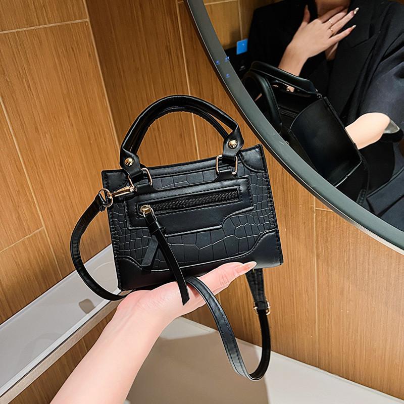 

Chic Minimalist Square Handbag For Casual Commute In Various Colors чёрный