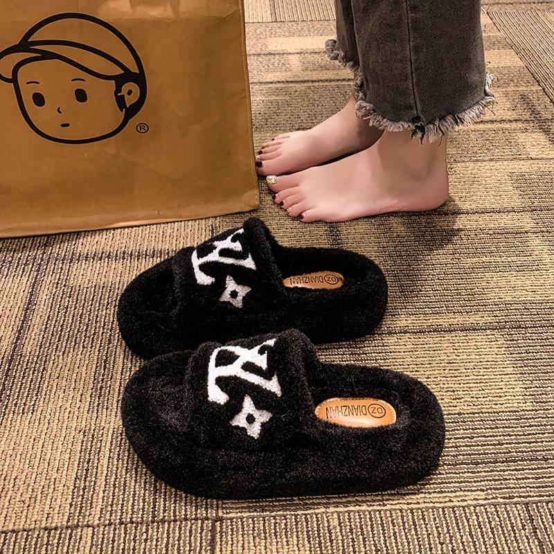 Embroidered Internet celebrity slippers women's wear 2025 summer new super fire versatile retro comfortable foreign hair drag