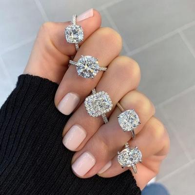 Huitan Kristall Zirkonia Eheringe Serie für Damen Hochwertige Silberfarbe Verlobungsband Modeschmuck