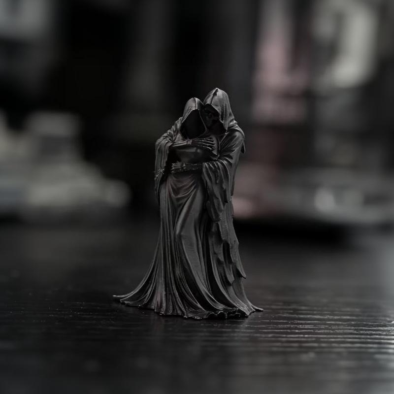 3D Tištěná socha Smrťáka objímající pár Nádherný detail Gotický design Perfektní Halloweenská dekorace na stůl