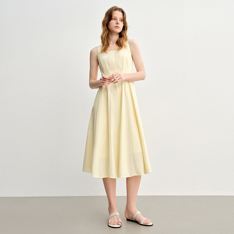 

Plus-Size Women s Clothing [Thread-Sculpted Skirt] European Style Elegant Dress 2026 New Style Slimming Spaghetti Strap Dress Vanilla Rice (Apple Type) 1 piece