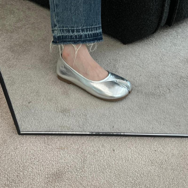 

French flat-bottomed pig s trotters split-toed shoes female 2025 autumn new fairy versatile commuting shallow mouth soft-soled Doudou single shoes 39 серебряный