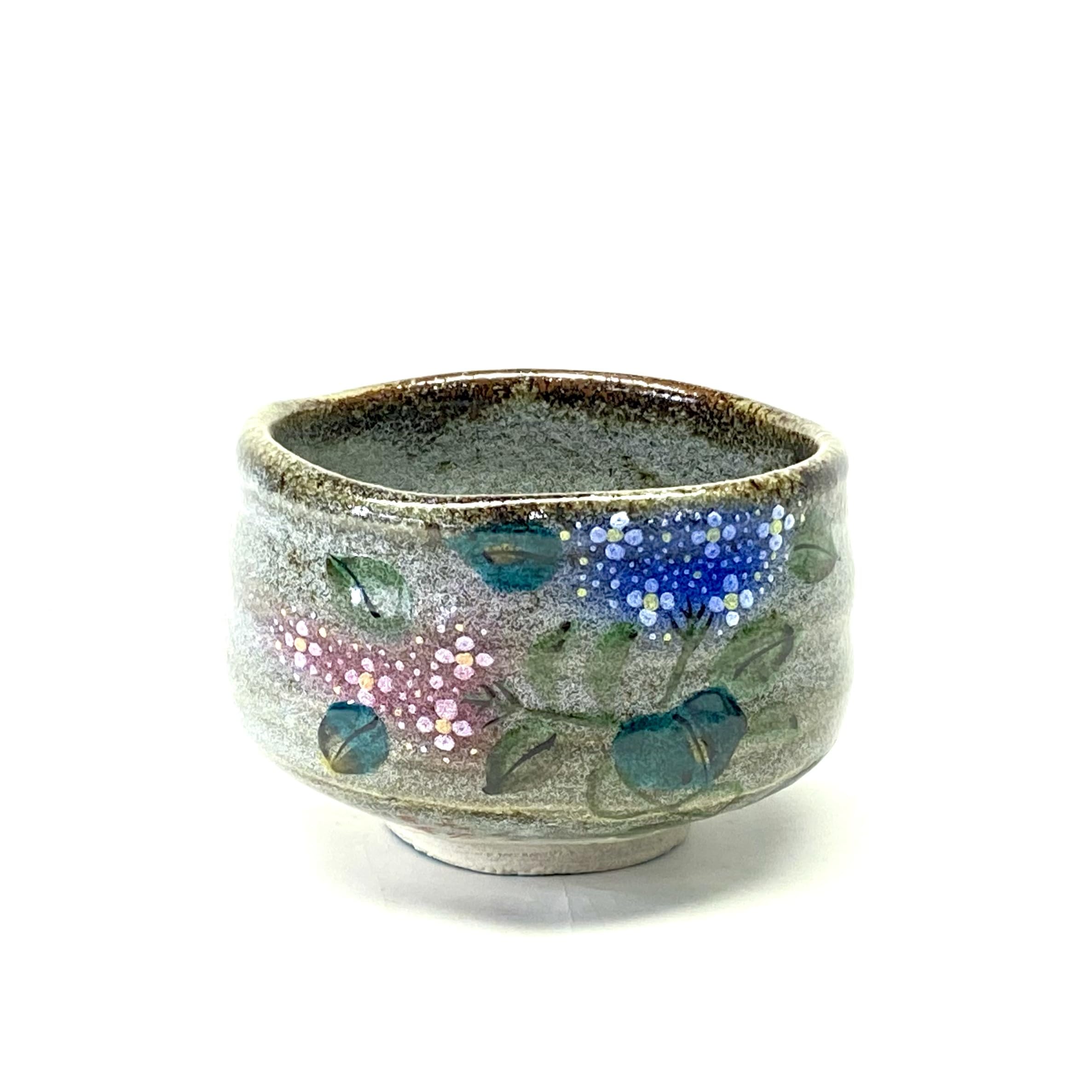 

Hyakukaen Kutani Matcha Bowl with Calyx Hydrangea Pink & Blue Undercoat, Ceramic