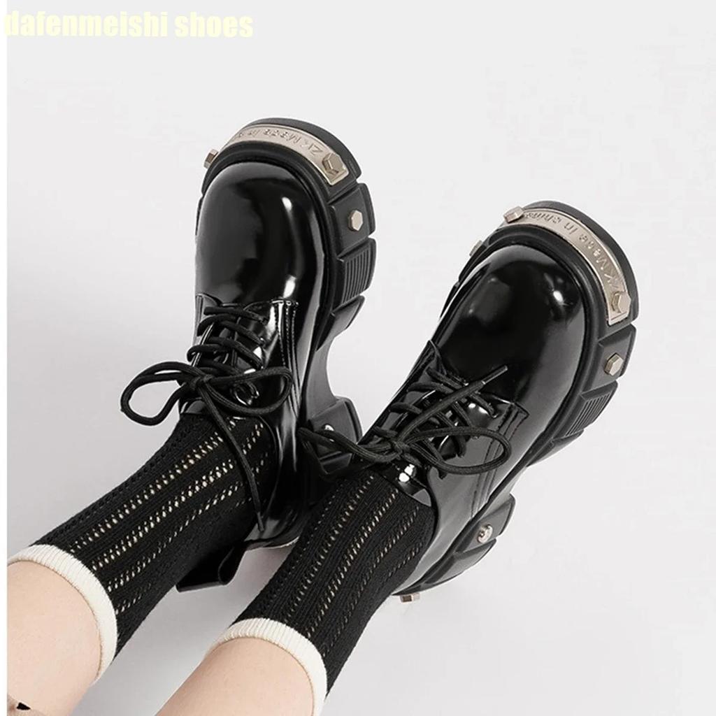 2025 Nové dámské platformové boty Kovové nýty Lakovaná kůže Kulatá špička Zimní boty Šněrovací Černé Novely Mokasíny Boty