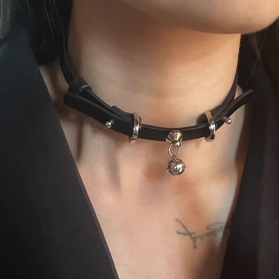 Štýlový pikantný kožený zvončekový choker náhrdelník – Unikátny menšinový dizajn