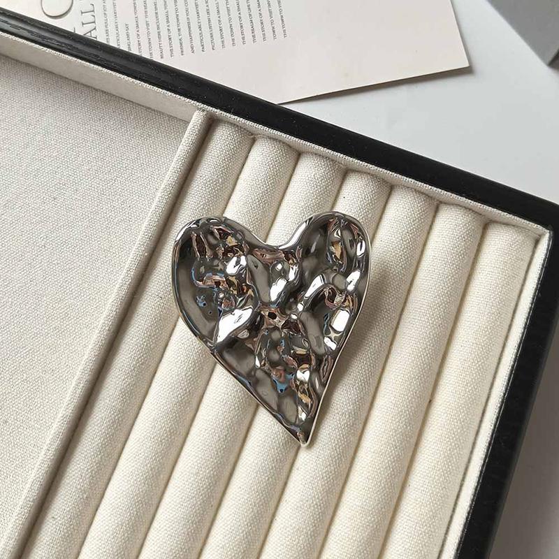 

2026 Trendy Gold Silver Color Brooches For Women Minimalist Metal Irregular Folded Pin Brooch Fashion Jewelry Gift A2