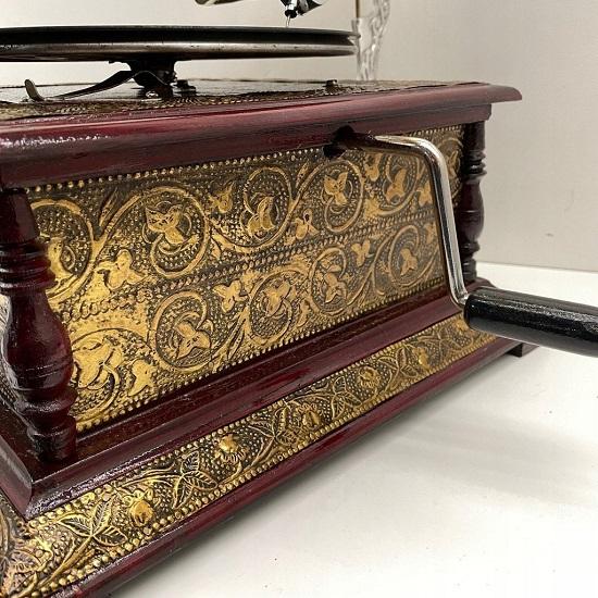 Nostalgischer Grammophon-Phonograph, neuer funktionierender Plattenspieler-Stil, handgemachtes Grammophon, schöne Geschenkidee