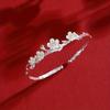 Bracelet ouvert en argent en forme de fleur est adapté comme cadeau de style chinois pour les femmes