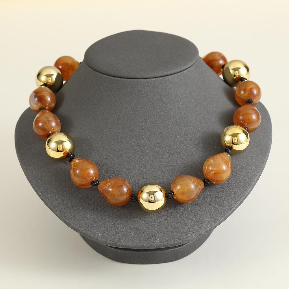 

European and American Jewelry Exaggerated Punk Contrasting Color Necklace Hip Hop Trend Resin Acrylic Beaded Geometric Ball темно-коричневого