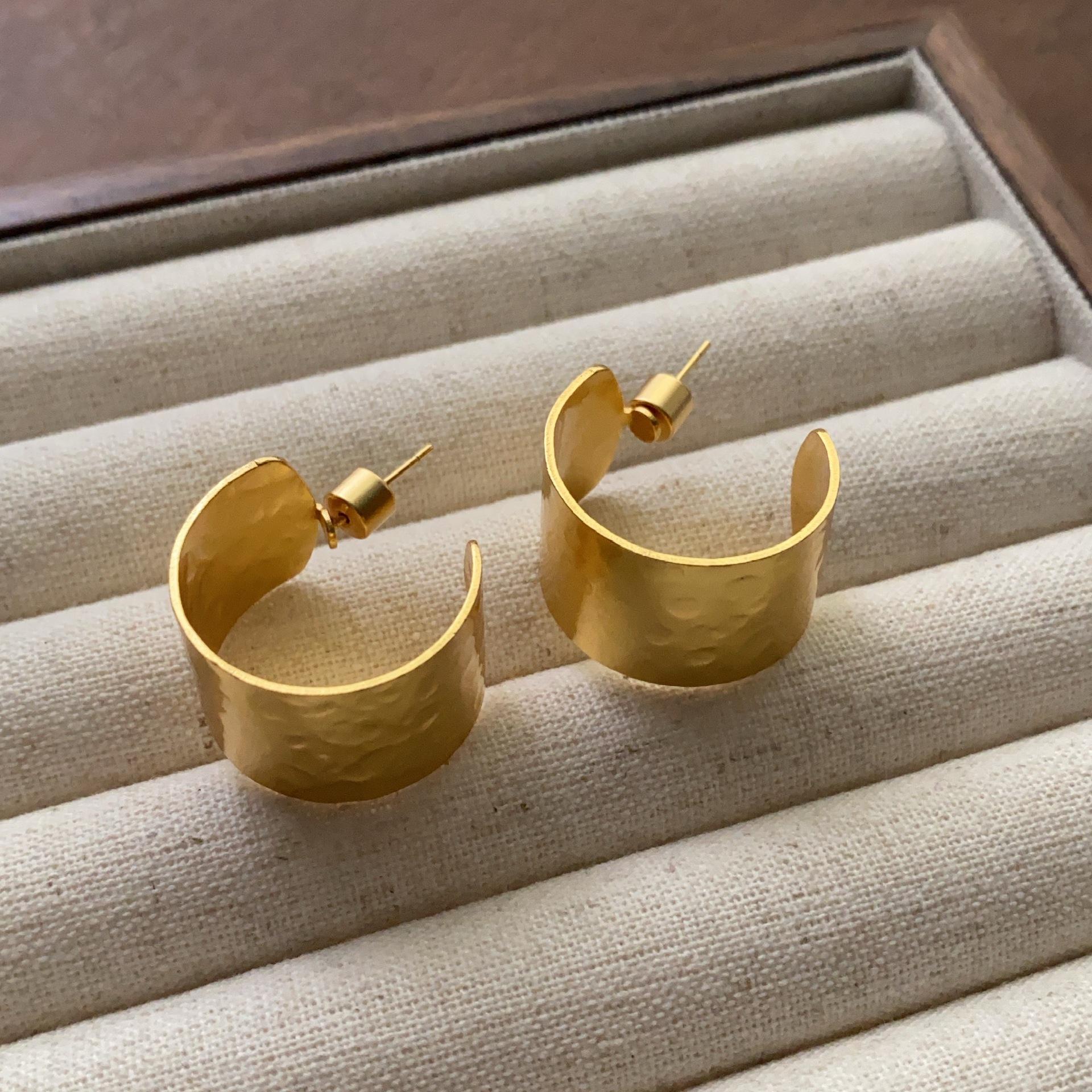 

Ancient three-dimensional C-shaped earrings, unique hammer pattern craft earrings, simple atmosphere, fashionable, high-end commuting daily earrings