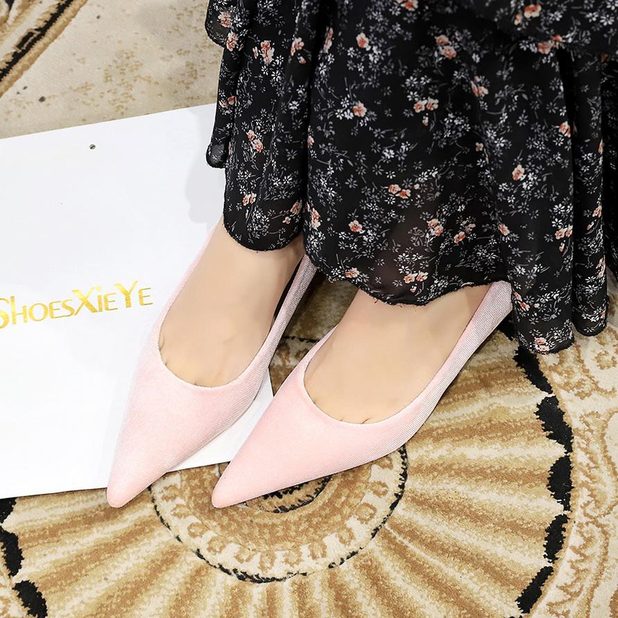 Madingi moteriški batai banketams: Ploni kulno vidurio kulno segios smailės galiuko storio aksomo veido vienviečiai batai