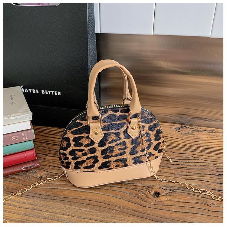 

Мини-сумка кроссбоди для девочки с леопардовым принтом и цепочкой коричневый/красный