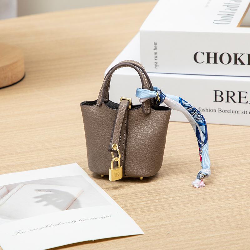 

H-Family Міні Овочевий Кошик Шарм для Сумки: Висококласний шкіряний брелок та милий тримач для навушників сірий колір