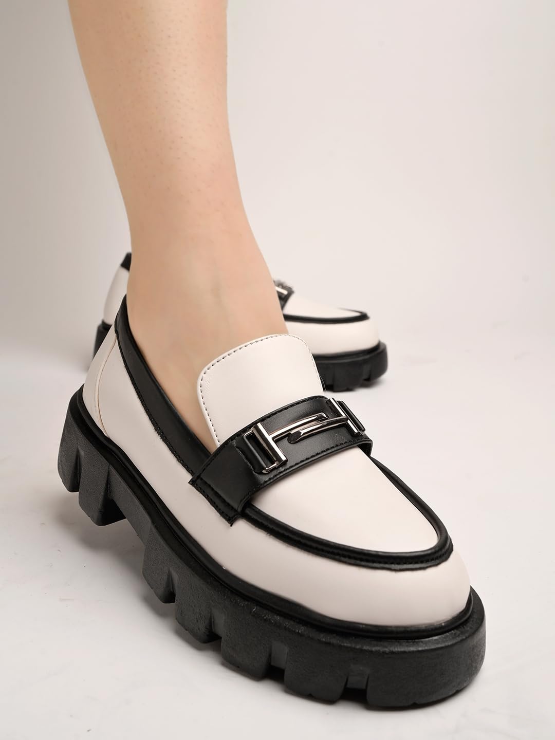 Shoetopia Front Buckle Detailed White Loafers For Women Girls Uk7-Eu40 7 UK 2870₽