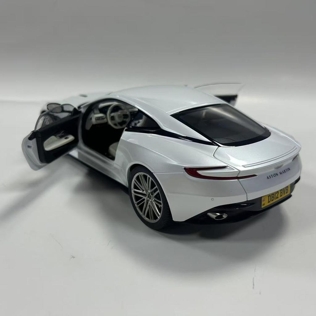 FREESTYLE XiaoGuang MODELL 1/18 Maßstab Aston Martin DB12 2024 (Mit austauschbaren Rädern) Weiß lackiertes Modell 8241221W