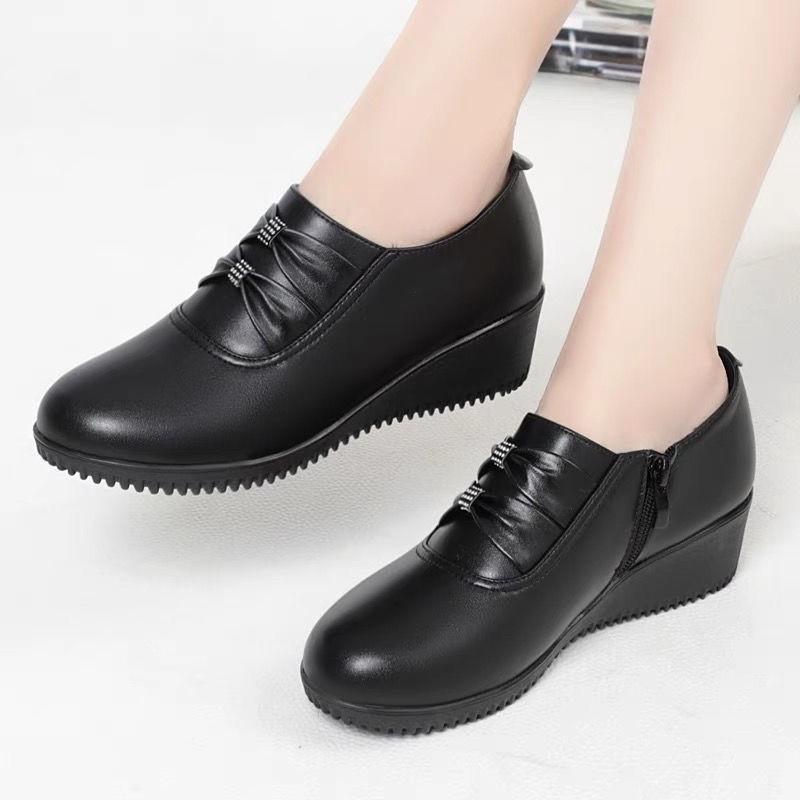 Женские рабочие туфли большого размера из мягкой кожи на танкетке - нескользящие и удобные 40 1830₽