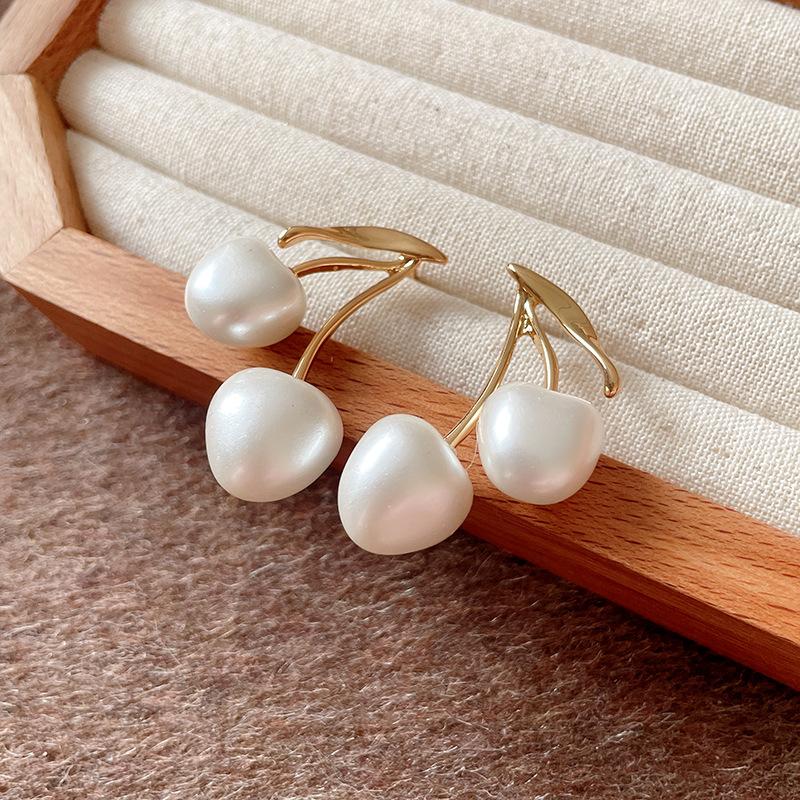 Cherry ball pearl necklace simple French temperament beaded collarbone chain personalized light luxury fashion accessories
