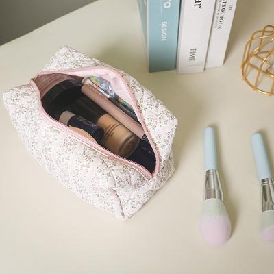 Women Floral Cosmetic Bag Large Capacity Cotton Aesthetic Toiletry Purse Zipper Closure Padded Organizer Bag Girls Daily Handbag