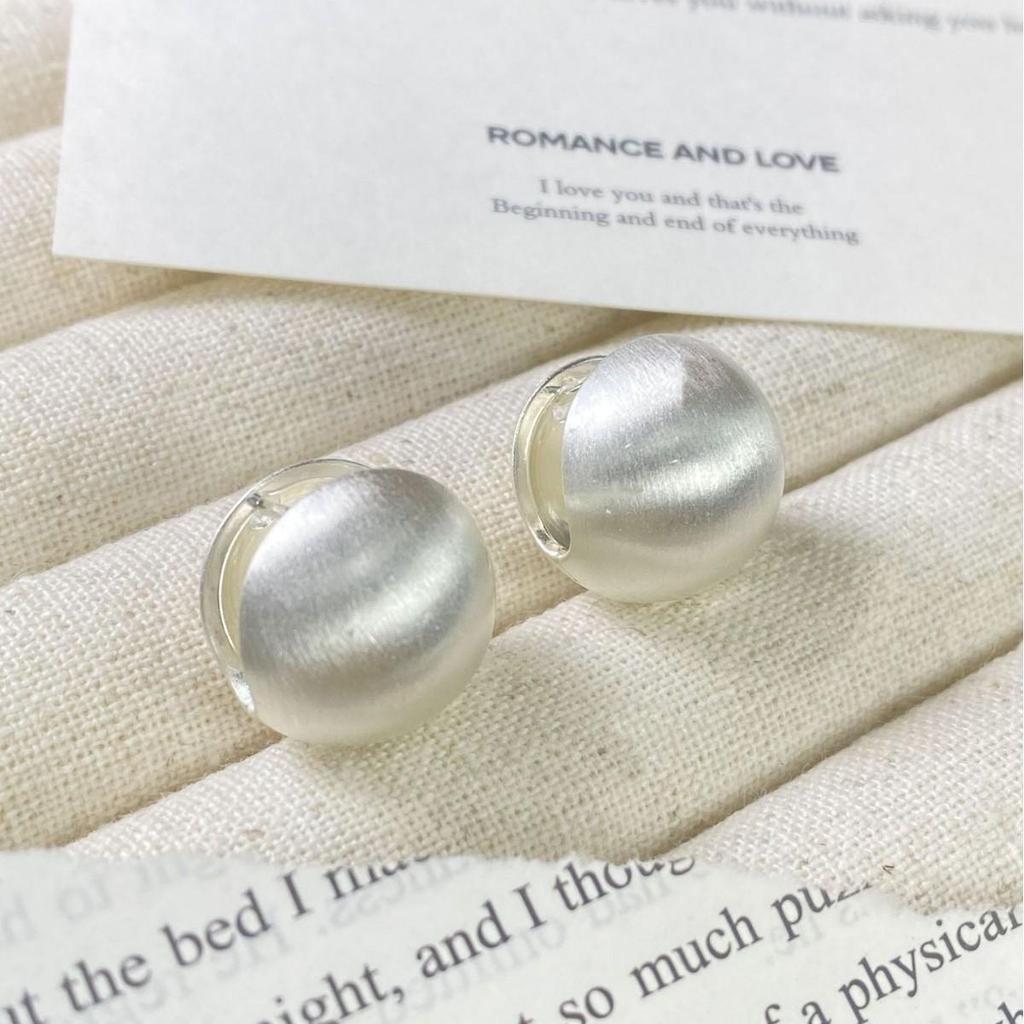 Elegant Brushed Silver Round Ear Studs: Stylish, Versatile, and Personalized Light Luxury Jewelry.