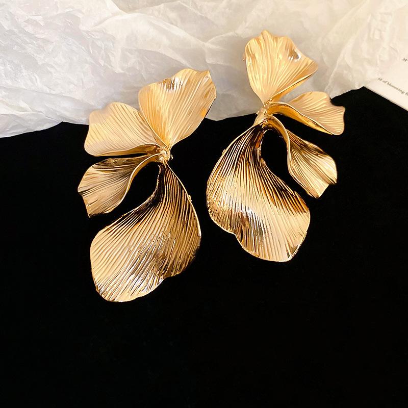 Cold wind three-dimensional flower stud earrings light luxury high-end temperament earrings personalized metal earrings