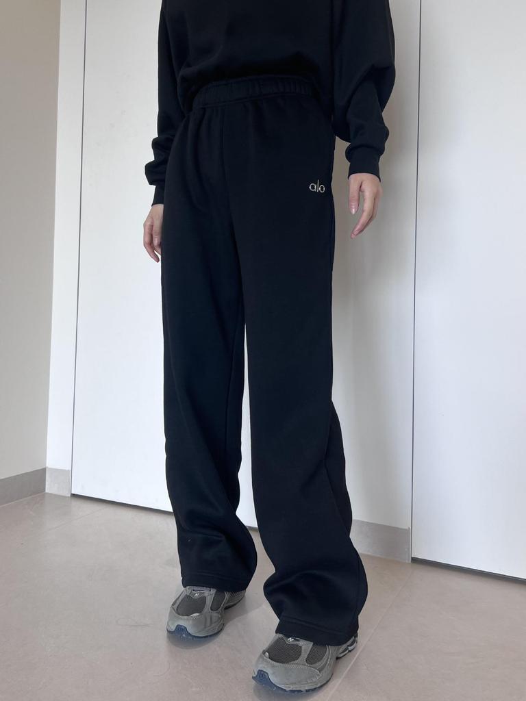 Discover the new high-quality autumn and winter loose straight-leg sweatpants with a raised letter logo.